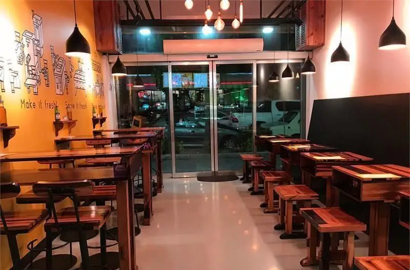 دکوراسیون داخلی چشم‌نواز رستوران ایتالیایی هورسان با ترکیب رنگ‌های گرم، میز و صندلی‌های چوبی و نورپردازی جذاب، محیطی دلنشین و دنج