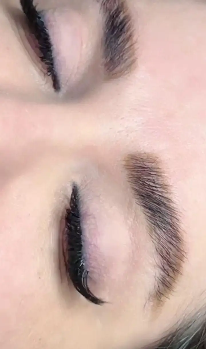 خدمات میکروبلیدینگ و فیبروز ابرو به همراه تاتو خط چشم دائم طبیعی برای قرینه‌سازی ابروها و پرپشت نشان دادن مژه‌ها