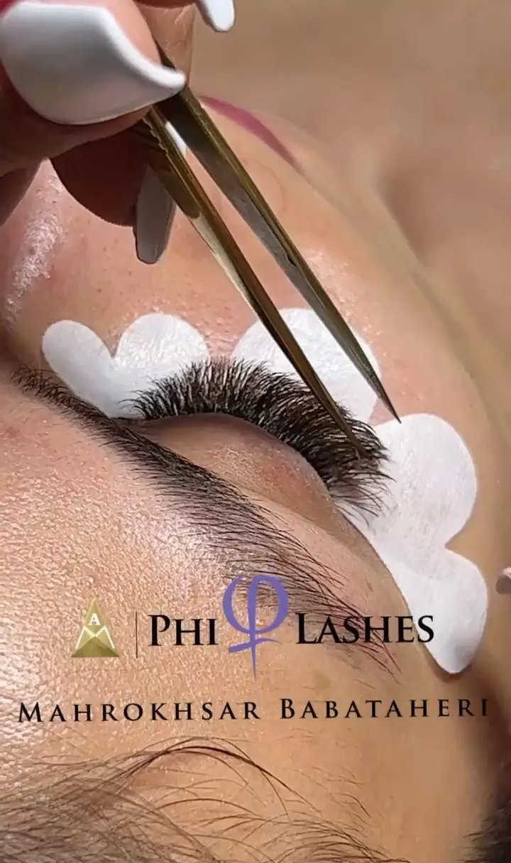اکستنشن مژه والیوم در تهرانسر توسط محروخسار باباطاهری، خدمات و آموزش تخصصی فیلش (PHI LASHES) مژه با بهترین کیفیت.