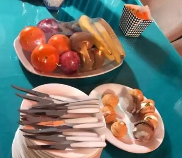 میز پذیرایی رنگارنگ کافی شاپ ترمه: میوه های تازه، دسرها و شیرینی های خوشمزه برای یک عصرانه دلپذیر و خاص.