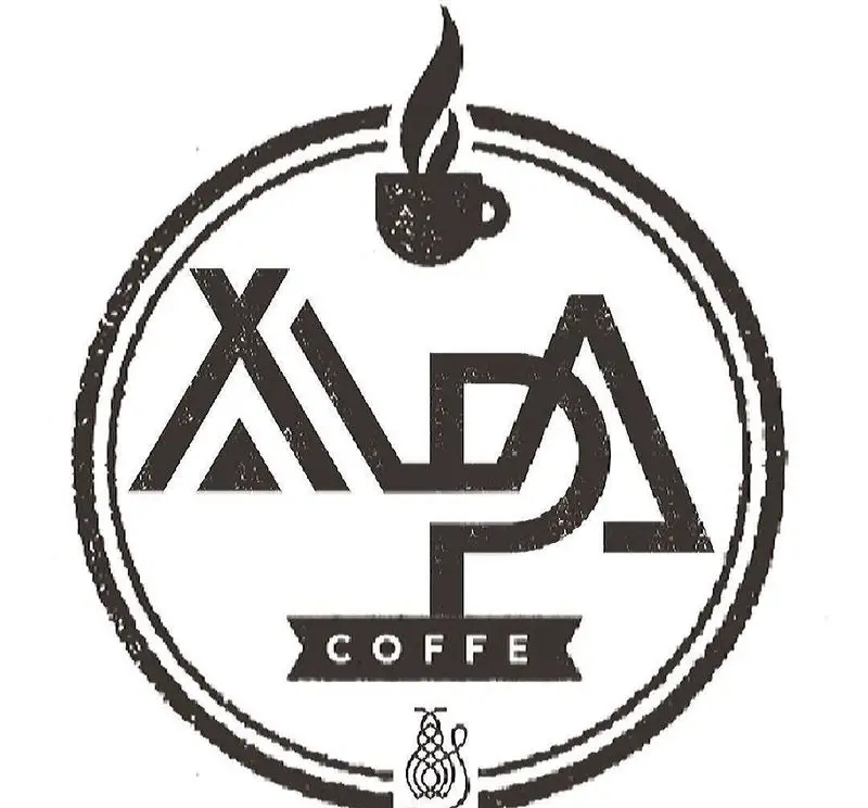 لوگو دایره‌ای کافه و رستوران آلپا، با طراحی منحصر به فرد نام ALPA، نماد فنجان قهوه بخار و جزئیات گرافیکی برندسازی.