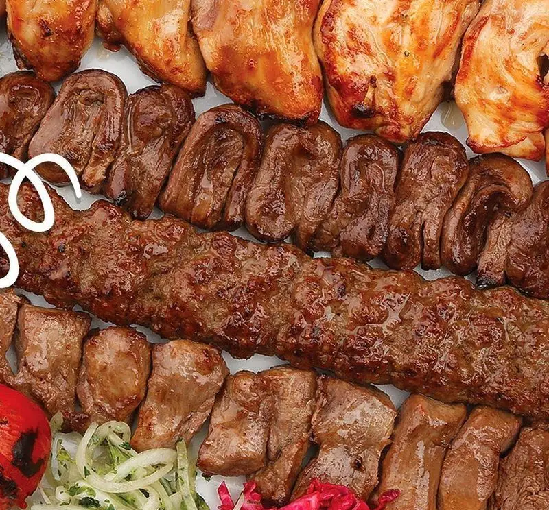 انواع کباب خوشمزه در کباب سرای توچال: جوجه کباب، کباب کوبیده و چنجه با گوجه و پیاز کبابی. لذت غذای اصیل ایرانی