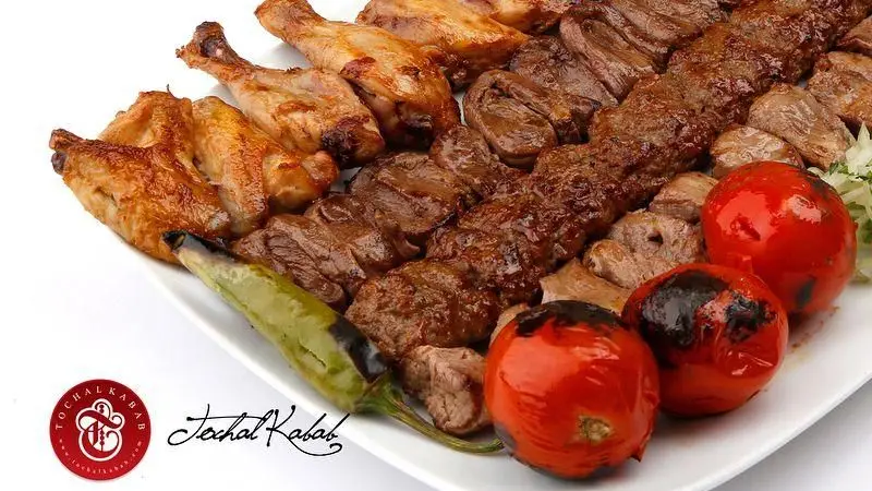 انواع کباب ایرانی شامل جوجه، کوبیده و برگ در کباب سرای توچال تهران. بهترین غذای سنتی و لذیذ ایرانی.