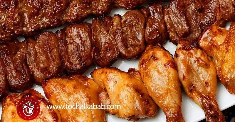 سینی انواع کباب‌های ایرانی کباب سرای توچال: جوجه کباب طلایی، کباب کوبیده و دل و جگر گوسفندی، غذای سنتی و لذیذ