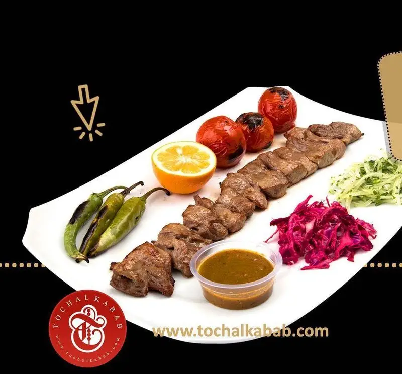 سینی کباب چنجه لذیذ توچال با گوجه کبابی، فلفل، لیمو، سالاد کلم قرمز و سس مخصوص، بهترین کباب ایرانی از کباب سرای توچال.