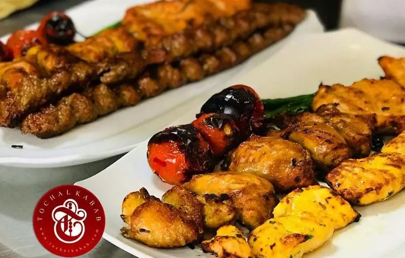 بهترین کباب‌های ایرانی در کباب سرای توچال: سینی ویژه شامل کباب کوبیده، جوجه کباب زعفرانی و گوجه کبابی.