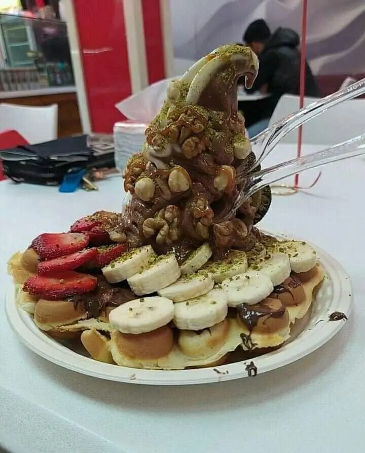 بستنی وافل لته: وافل حبابی بزرگ با بستنی شکلاتی فراوان، پوشیده از گردو، فندق و پسته خرد شده، همراه با تکه‌های توت فرنگی و موز تازه. دسری مجلل.