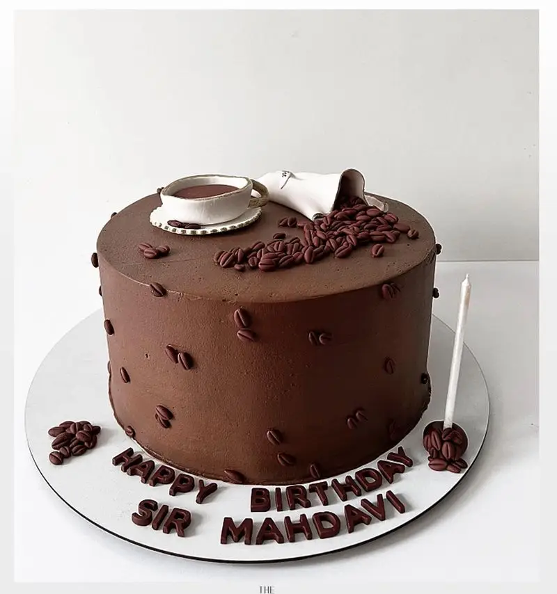 کیک تولد شکلاتی با تم قهوه، مزین به فنجان و دانه های قهوه، سفارش کیک خاص از میس کیک، مناسب آقایان و دوستداران قهوه.