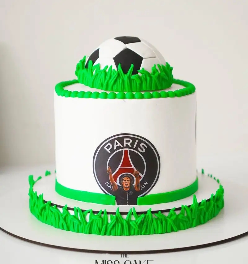 کیک تولد فوتبالی میس کیک با طرح پی‌اس‌جی، توپ فوتبال سه‌بعدی و تزئین چمن. سفارش کیک ورزشی و خاص با تصویر بازیکن محبوب.