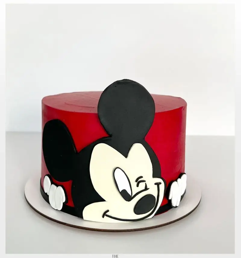 کیک تولد قرمز با طرح بامزه میکی موس وینکی، مناسب جشن کودکان. سفارش از میس کیک، بهترین انتخاب برای شیرینی‌پزی خاص شما.