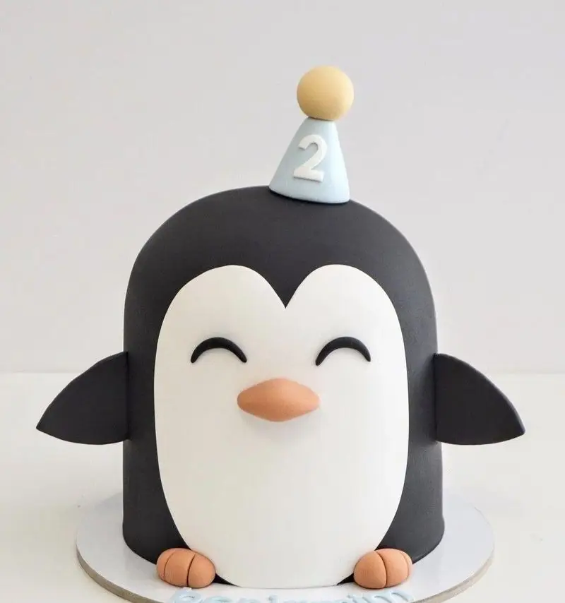 کیک پنگوئن جذاب و بامزه از میس کیک، کیک تولد فوندانت با طرح حیوانات، کلاه تولد عدد 2، مناسب جشن کودکان و سفارش آنلاین.
