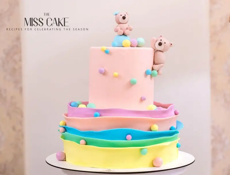 کیک تولد جذاب و رنگارنگ میس کیک، چند طبقه با خرس‌های تدی فانتزی و تزیینات آبنبات پاستلی. بهترین گزینه برای سفارش جشن کودک.