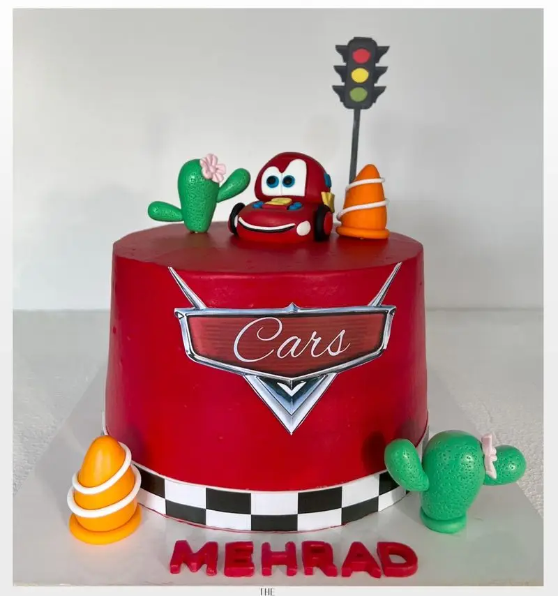 کیک تولد قرمز میس کیک با تم ماشین‌ها، شخصیت لایتنینگ مک‌کوئین، چراغ راهنما، کاکتوس و مخروط ترافیکی. اسم مهراد.