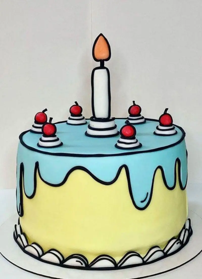کیک تولد فانتزی و خاص میس کیک با طرح کارتونی دوبعدی، آبی و زرد، شمع بزرگ و گیلاس‌های قرمز، مناسب سفارش آنلاین کیک تولد.