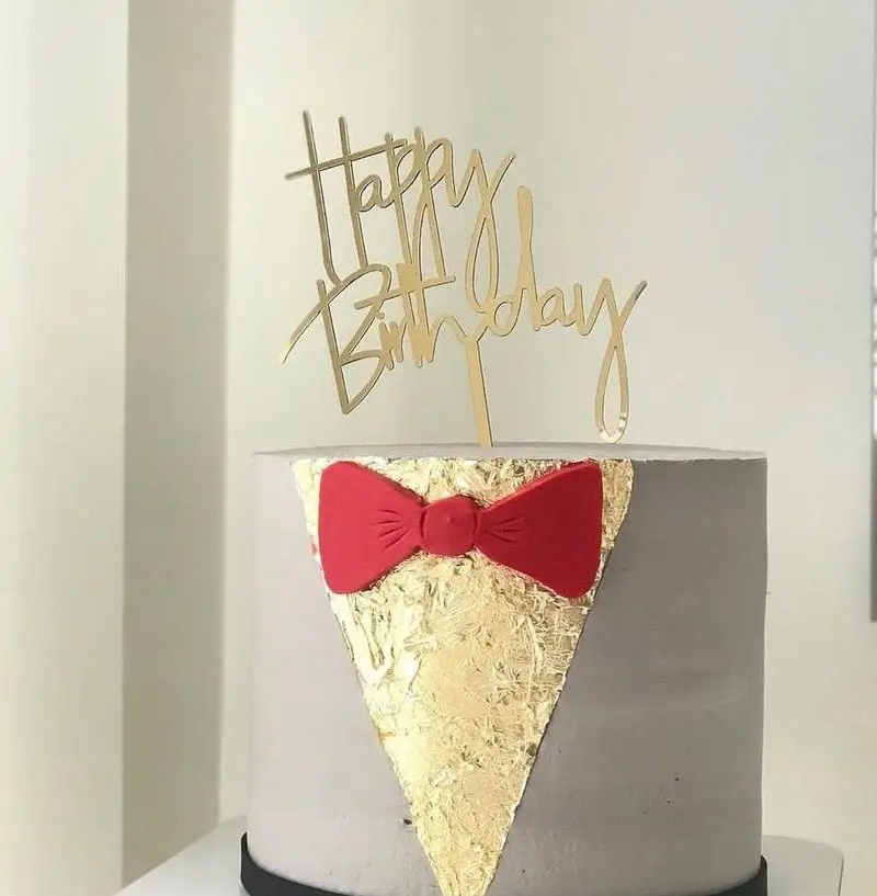 کیک تولد مردانه شیک از میس کیک با طرح کت و شلوار، پاپیون قرمز و روکش طلایی. بهترین انتخاب برای سفارش کیک و شیرینی خاص.