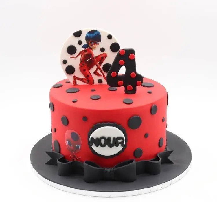 کیک تولد دخترانه لیدی باگ قرمز مشکی با فوندانت، عدد ۴ و نام "نور". سفارش کیک چهار سالگی با تم محبوب از میس کیک.