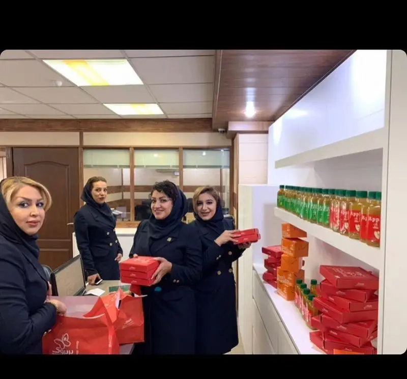 کارکنان خانم پیتزا پرپروک با لباس فرم در حال آماده‌سازی و بسته‌بندی هدایای ویژه یا محصولات جدید برای مشتریان وفادار.