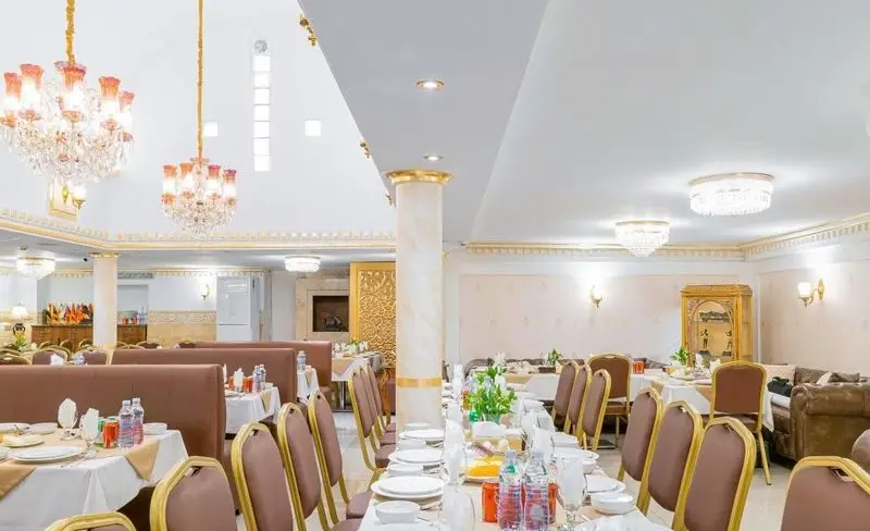 فضای داخلی زیبای رستوران باباخانی با چیدمان میز و صندلی‌های راحت، دکوراسیون مجلل و نورپردازی دلنشین برای مشتریان.