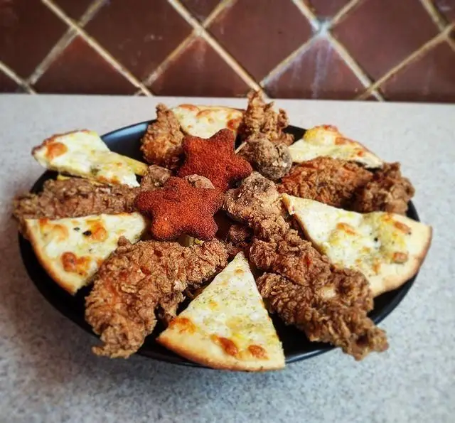 بشقابی اشتهاآور از پیتزا پنیر، مرغ سوخاری ترد و ناگت‌های ستاره‌ای خوش‌طعم در کافه رستوران عمارت، ویژه مهمانی.