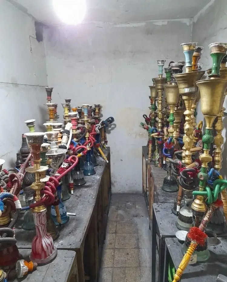 مجموعه بزرگی از قلیان‌های آماده و رنگارنگ در چایخانه نی نوا؛ ایده‌آل برای سفره‌خانه و ارائه خدمات قلیان با کیفیت به مشتریان گرامی.