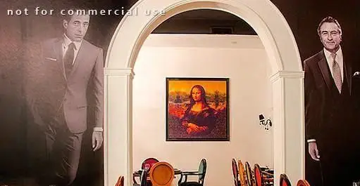 فضای داخلی کافی شاپ پارادیزو، مزین به پرتره‌های هامفری بوگارت و رابرت دنیرو، با اثری از مونالیزا و مبلمان جذاب.