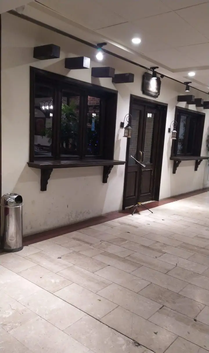 نمای خارجی رستوران ایتالیایی پارلا با طراحی سنتی، پنجره‌های چوبی تیره، درب ورودی و نورپردازی گرم، محیطی دعوت‌کننده.