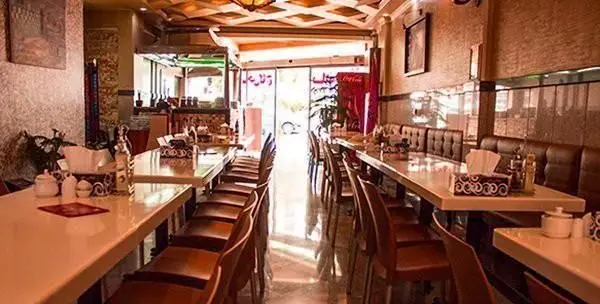 فضای داخلی دنج و چیدمان میز و صندلی‌های طباخی کاج سعادت آباد، آماده پذیرایی از مشتریان با محیطی تمیز و دلنشین.