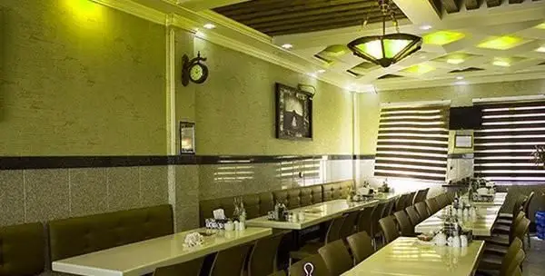 فضای داخلی شیک و مدرن طباخی کاج سعادت آباد، با میز و صندلی‌های راحت و نورپردازی دلپذیر، مکانی عالی برای صرف کله‌پاچه.