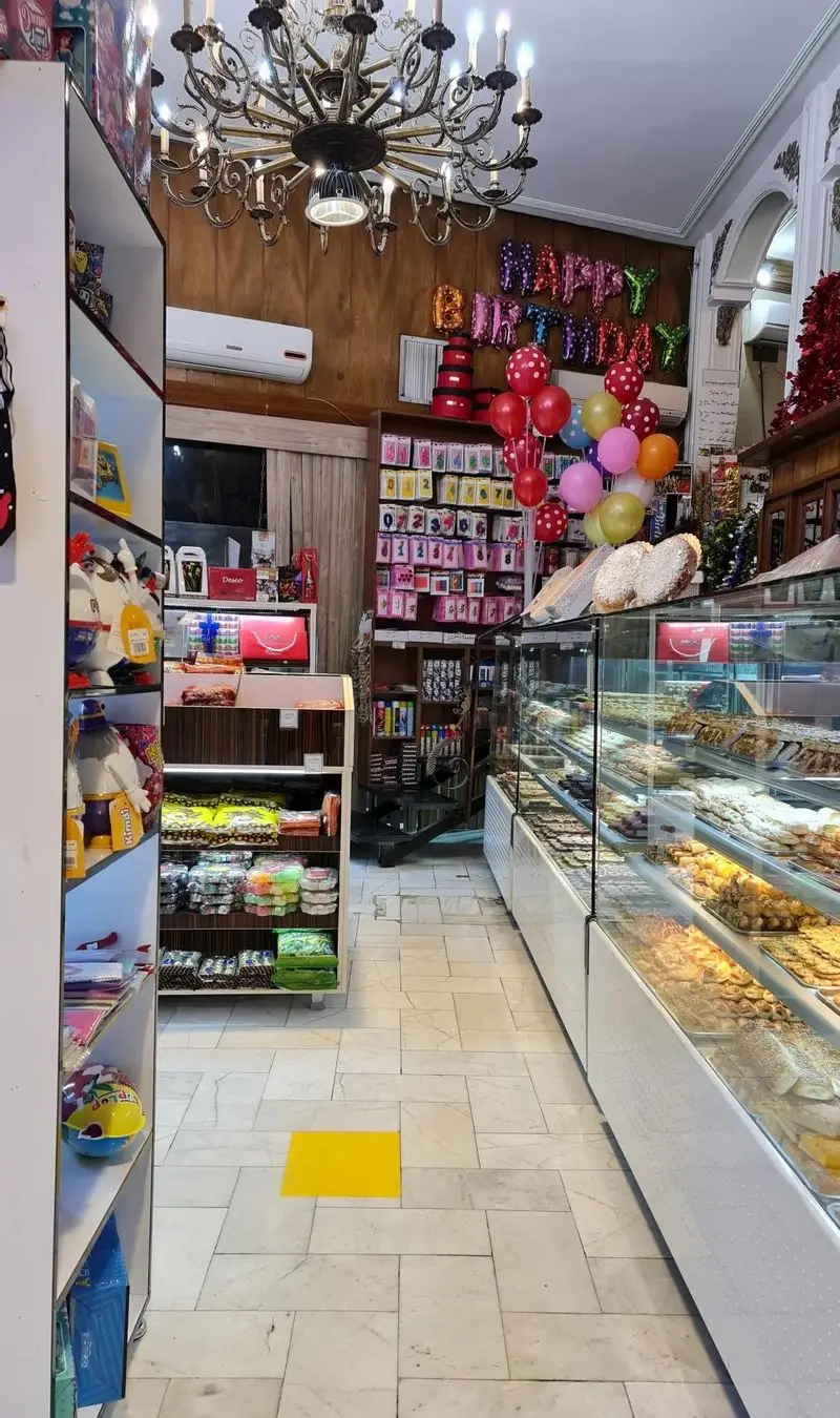 شیرینی فروشی سوگل: ویترین‌های پر از انواع شیرینی‌های تازه، کیک و محصولات قنادی. دکوراسیون جشن تولد و لوازم مهمانی نیز موجود است.