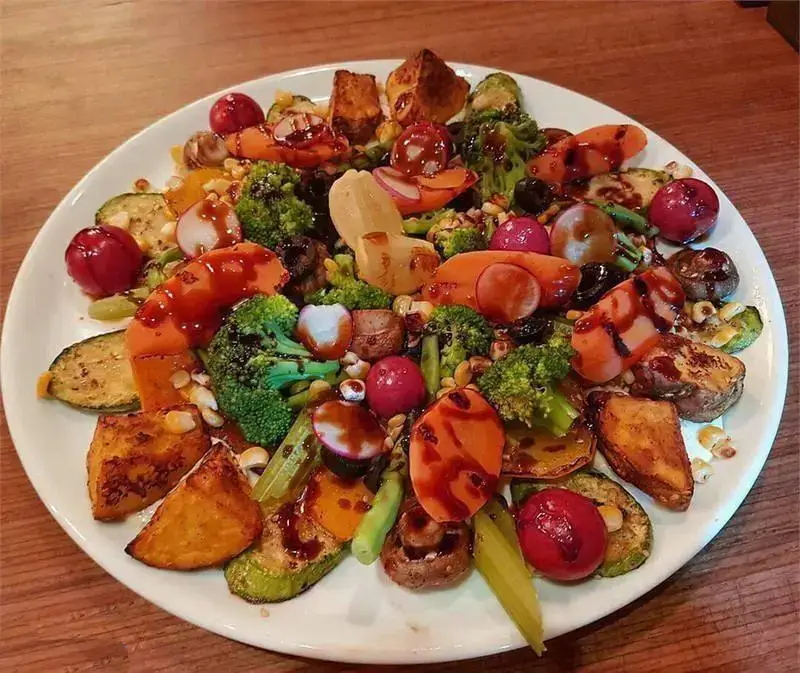 بشقابی رنگارنگ از سبزیجات گریل‌شده تازه و سالم از فست فود جاسنتو؛ شامل بروکلی، هویج، کدو، قارچ، تربچه و سیب‌زمینی برشته‌شده.