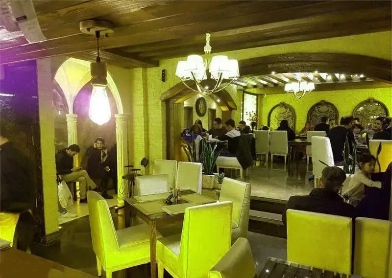 تصویری از داخل رستوران فست فود جاسنتو، مکانی با دکوراسیون گرم و سنتی، میز و صندلی‌های راحت، و مشتریان در حال لذت بردن از محیط.