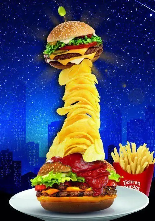 تبلیغ خلاقانه تهران برگر: همبرگر غول‌پیکر با کوهی از چیپس، سس فراوان، بشقاب پرنده همبرگری و سیب زمینی سرخ کرده در پس‌زمینه کهکشانی.