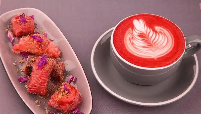دسر شیرین لذیذ و لاته قرمز جذاب در کافه رستوران آشا، تجربه‌ای دلپذیر با طعم‌های خاص و ظاهری هنری برای شما.