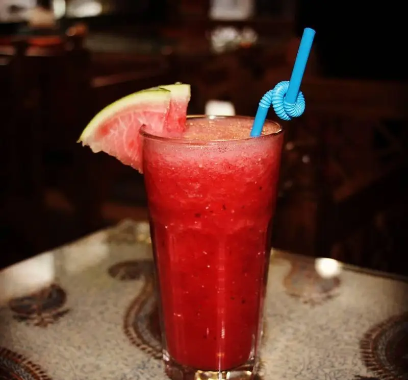 اسموتی خنک و تازه هندوانه در کافه و سفره خانه دلکده، انتخابی عالی برای روزهای گرم تابستان و لذت یک نوشیدنی خوشمزه.