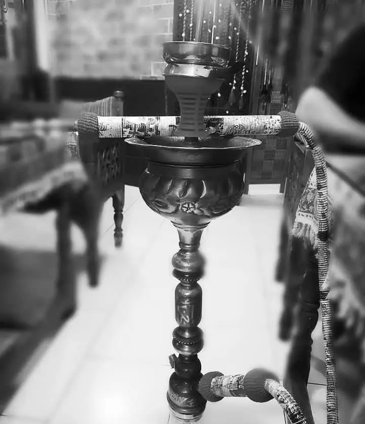 قلیان دلکده، نمادی از قلیان سنتی و باکیفیت در محیط دنج و صمیمی کافه و سفره خانه دلکده. تجربه‌ای دلنشین و آرامش‌بخش برای شما.