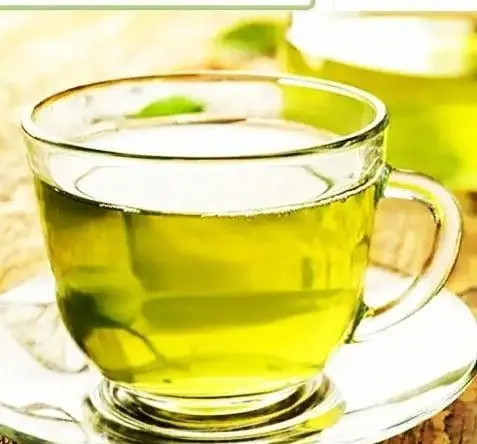 فنجان چای سبز دمنوشی دلنشین با برگ نعناع، بهترین انتخاب برای آرامش در کافه و سفره خانه دلکده. لحظاتی دلپذیر با نوشیدنی‌های سنتی.