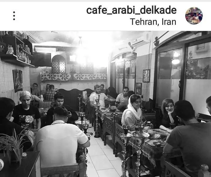 کافه و سفره خانه دلکده تهران، ایران؛ محیطی سنتی و گرم برای دورهمی دوستانه و لذت کشیدن قلیان.