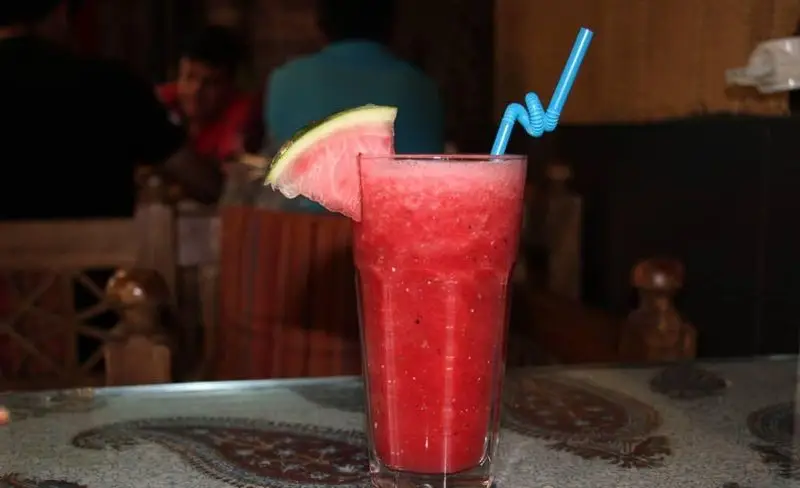 اسموتی هندوانه خنک و تازه در کافه و سفره خانه دلکده، تجربه‌ای دلنشین از نوشیدنی‌های طبیعی و سالم در محیطی دنج و سنتی.