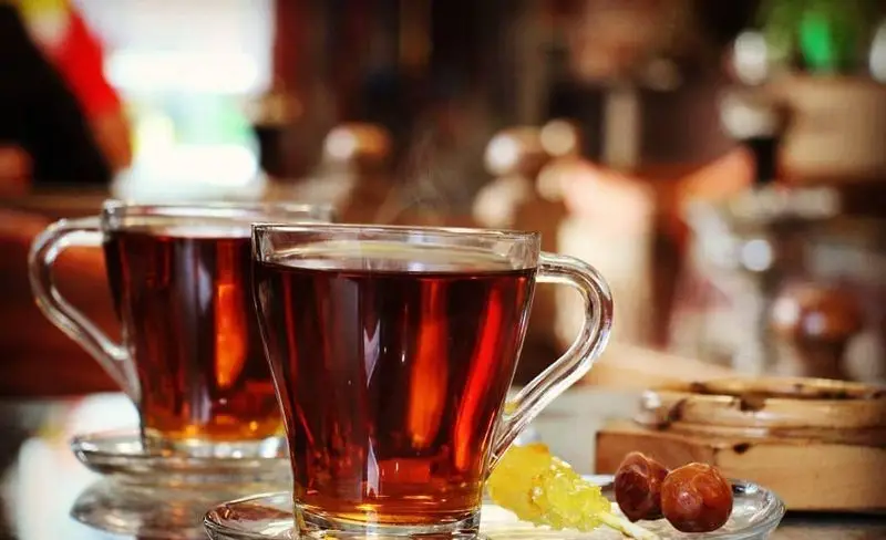 چای داغ خوشرنگ با بخار ملایم به همراه نبات و خرما در کافه و سفره خانه دلکده؛ تجربه لحظاتی دلنشین