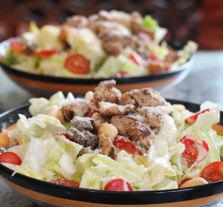 سالاد سزار مرغ با سس مخصوص و پنیر پارمزان در کافه و سفره خانه دلکده، تجربه طعمی بی‌نظیر برای مشتریان.