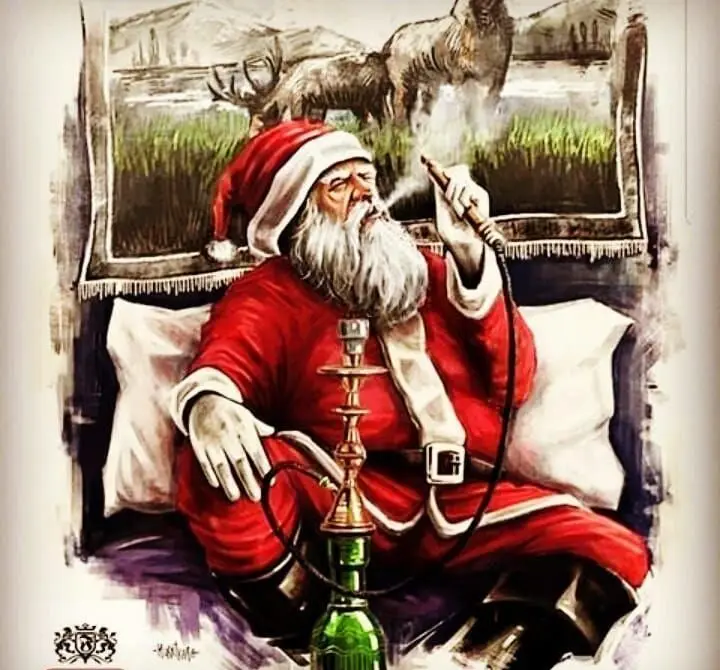 تصویری جذاب از بابانوئل در حال کشیدن قلیان در فضای دنج و دلنشین کافه و سفره خانه دلکده. لذت تجربه قلیان.