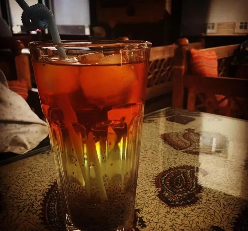 شربت خنک و گوارای تخم شربتی با یخ و نی آبی در کافه و سفره خانه دلکده، مکانی دنج و دلنشین برای لحظاتی آرام.