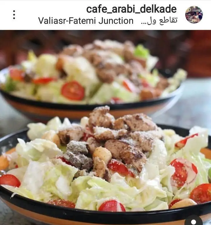 دو سالاد سزار مرغ گریل شده با کاهو، گوجه گیلاسی و سس در کافه و سفره خانه دلکده ولیعصر فاطمی.