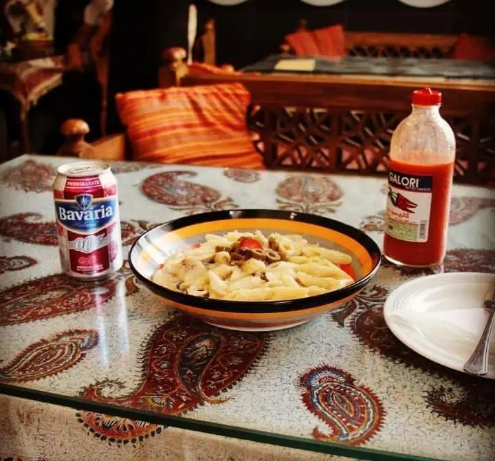 پاستا لذیذ با چاشنی زیتون و سس تند گالوری، همراه با نوشیدنی خنک باواریا در کافه و سفره خانه دلکده. محیطی دنج برای ناهار یا شام.