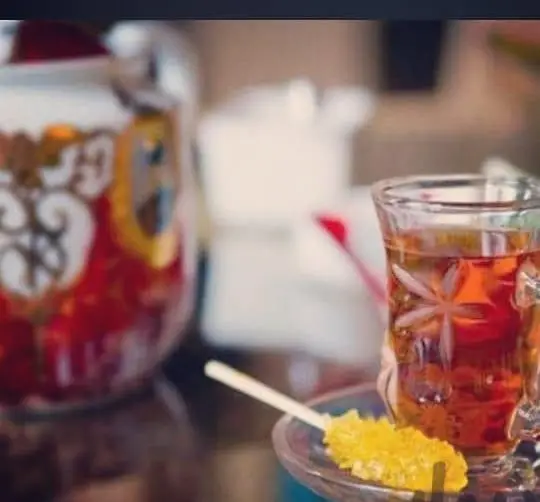 چای داغ با نبات در کافه و سفره خانه دلکده، تجربه ای دلنشین از نوشیدنی های سنتی ایرانی و فضای گرم و دوستانه.