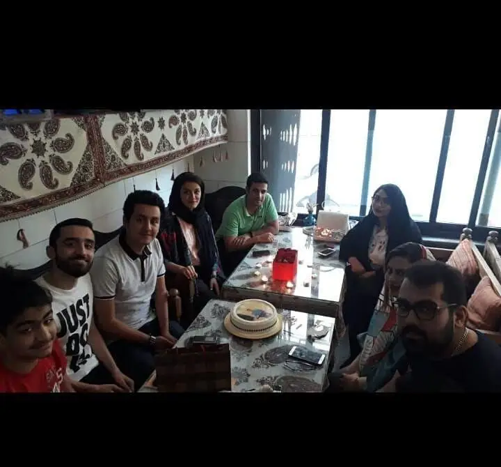 دورهمی شاد دوستانه در کافه و سفره خانه دلکده با دیزاین سنتی و مدرن، مناسب برای جشن تولد و میهمانی های خاص.