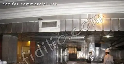 نمایی از آشپزخانه صنعتی و مدرن رستوران فرنگی قاراشی همایون با تجهیزات استیل و تهویه مناسب، آماده سازی غذاهای باکیفیت