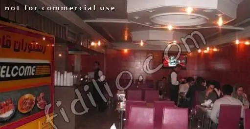 نمای داخلی رستوران فرنگی قاراشی همایون، محیطی صمیمی و دلپذیر برای تجربه طعم‌های جدید در کنار خانواده و دوستان.