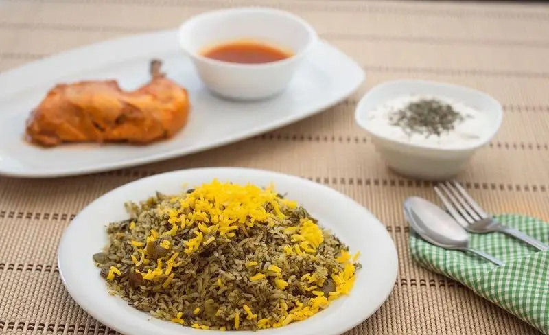 رستوران هانی تقدیم می‌کند: سبزی پلو با مرغ، سس گوجه فرنگی و ماست موسیر. لذت غذای ایرانی اصیل را تجربه کنید.