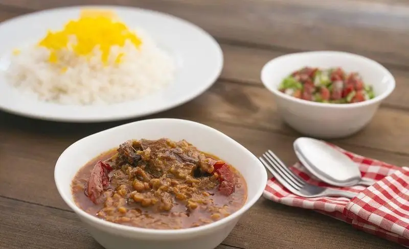 غذای اصیل ایرانی در رستوران هانی: خورش قیمه مجلسی با چلو زعفرانی و سالاد شیرازی. بهترین انتخاب برای یک وعده غذایی لذیذ.